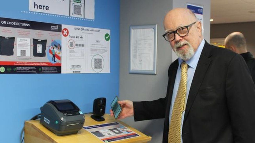 Председатель почтового отделения острова Мэн Стью Питерс использует QR-сканер