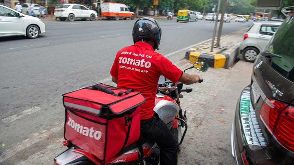 Доставщик Zomato замечен в Connaught Place, Дели