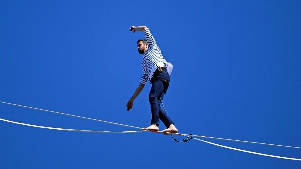 Tightrope walk world record: In pictures - BBC Newsround