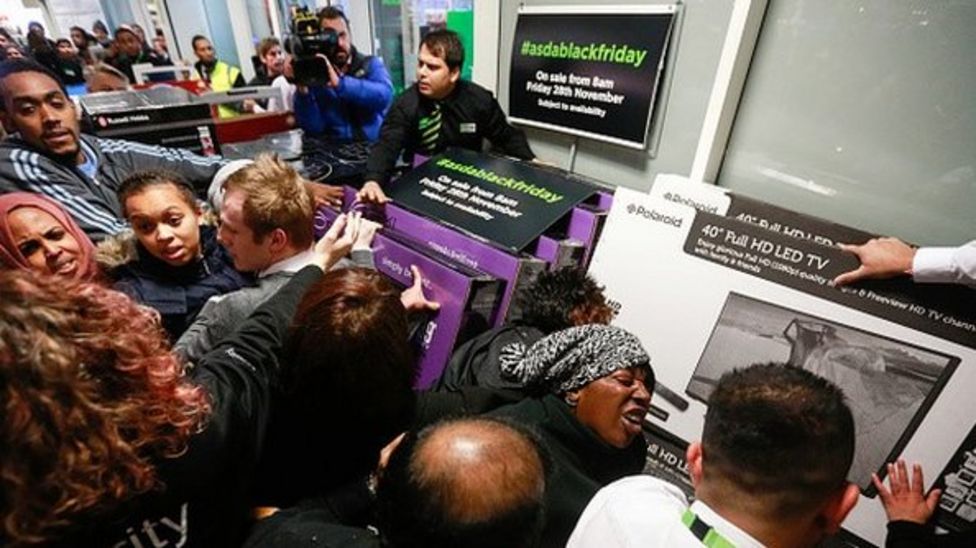 Black Friday Bicester Village queues 'surprisingly short' BBC News