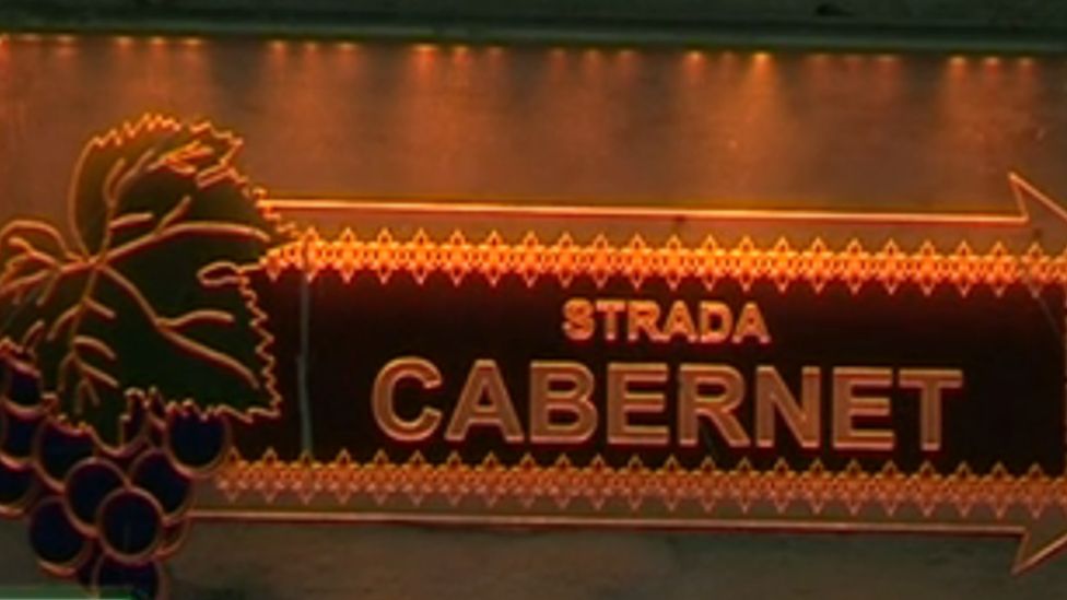 A sign in the tunnels reading: Strada Cabernet