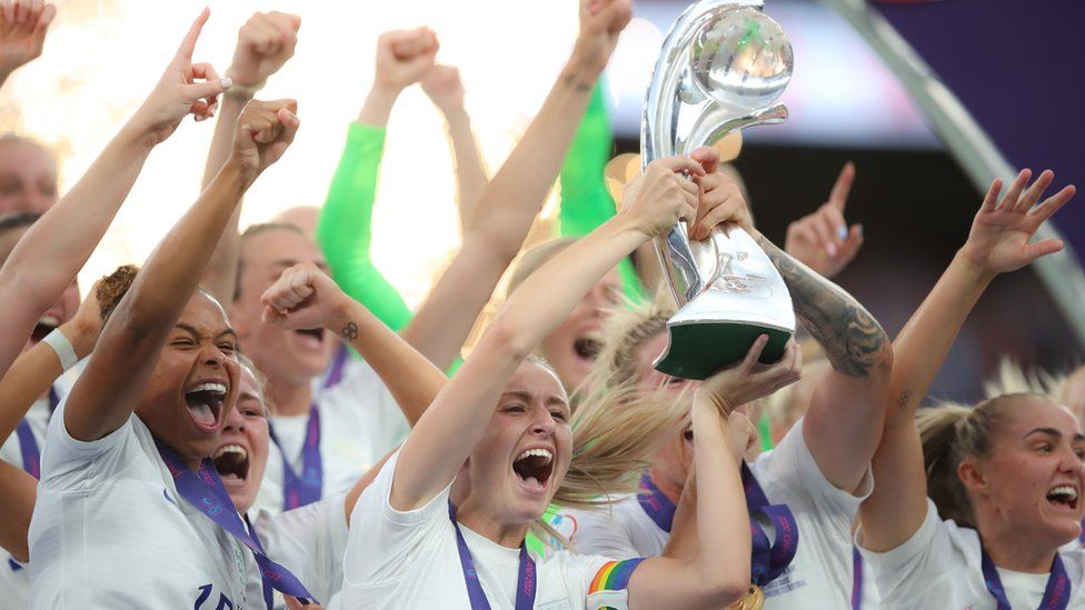 Leah Williamson celebrates with her teammates after they win the UEFA 2022 Final against Germany