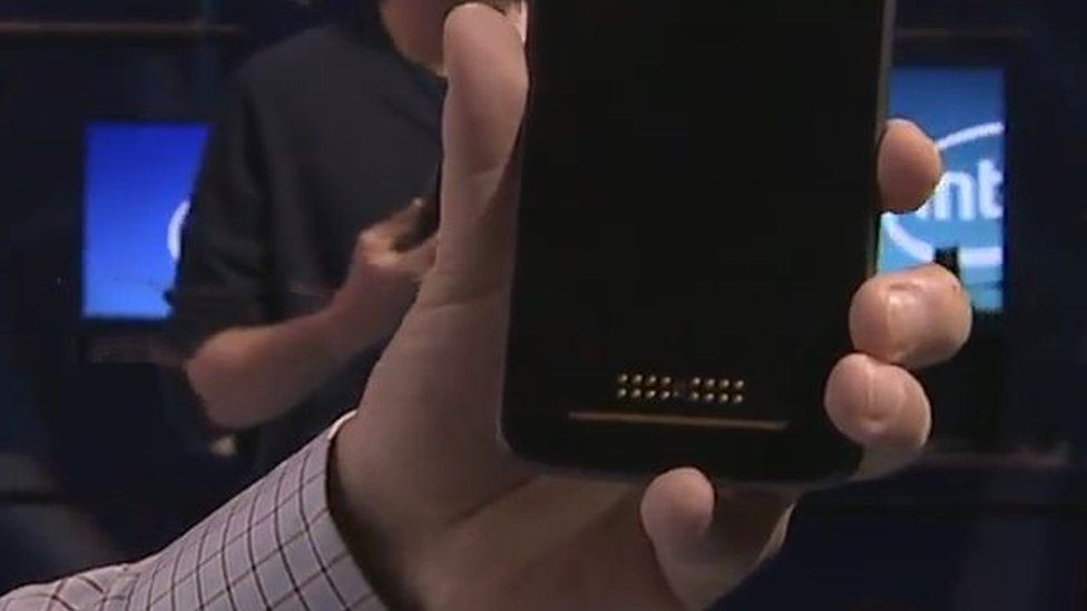 Motorola demos smartphone that can wrap around your wrist (again)