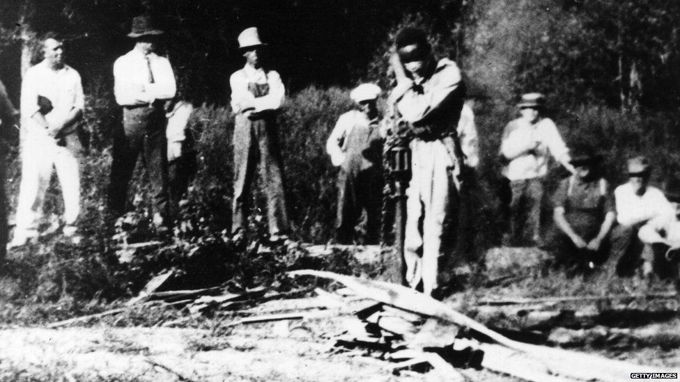 White lynch mob surrounds black man (Georgia, US, 1925)