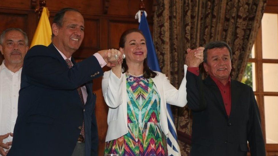 The chief of Colombia's government delegation Juan Camilo Restrepo (left), Ecuadorian Foreign Minister Maria Fernanda Espinosa (centre) and ELN's representative Pablo Beltran (right) pose during a press conference in Quito, Ecuador. Photo: 4 September 2017