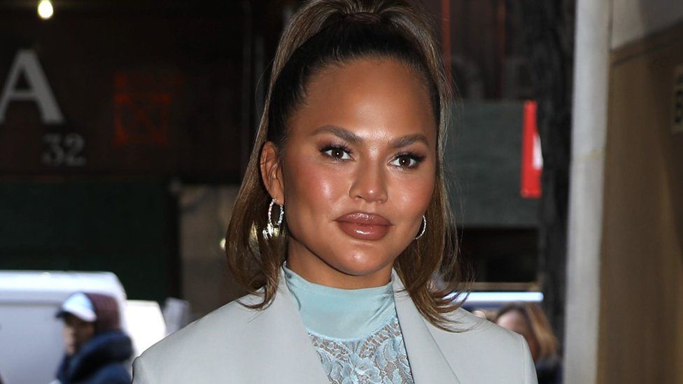 Chrissy Teigen Says Shes Depressed After Bullying Accusations Bbc News 