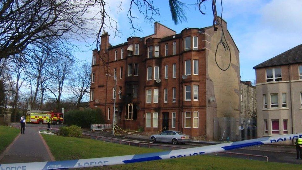 Body of man found after Pollokshields tenement fire - BBC News