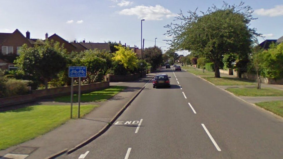 Driver dies after car crashes into tree in Long Eaton - BBC News