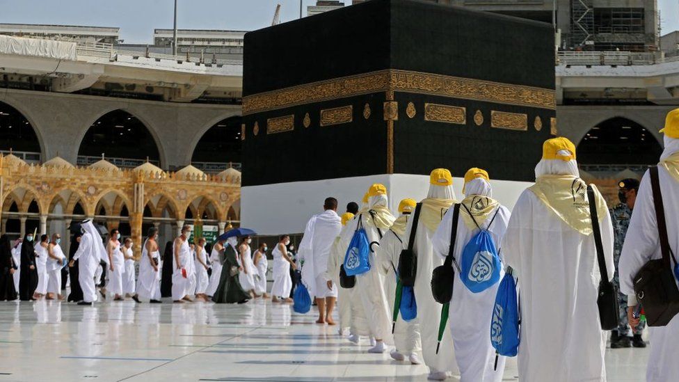 Паломники прибывают в Каабу, самую священную святыню ислама, в Великую мечеть в священном городе Мекка