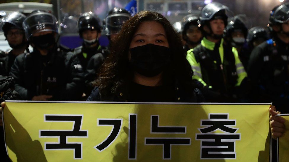 South Koreans took to the streets of Seoul to demand President Park Geun-hye step down, 5 November 2016