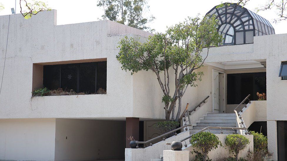 Mexican drug lord Carrillo Fuentes' villa auctioned for $2m - BBC News