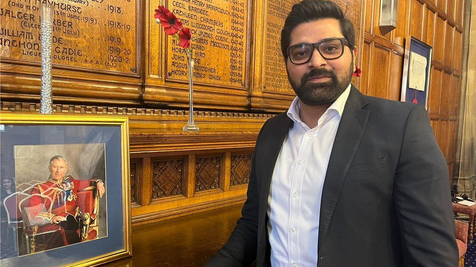 Bradford: New British citizens pledge allegiance to the King - BBC News