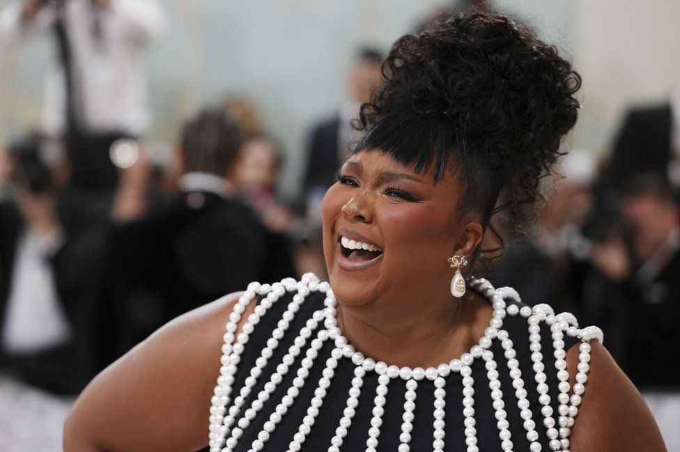 Lizzo thanks 'flute king' Sir James Galway for Met Gala duet BBC News