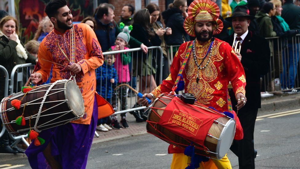 St Patrick's Day parades held in London and Birmingham - BBC News