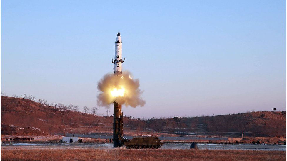 На фотографии, сделанной 12 февраля 2017 г. и опубликованной 13 февраля официальным северокорейским центральным информационным агентством (ЦТАК), показан запуск баллистической ракеты класса «земля-земля» средней дальности Pukguksong-2 в неизвестном месте в Северной Корее.