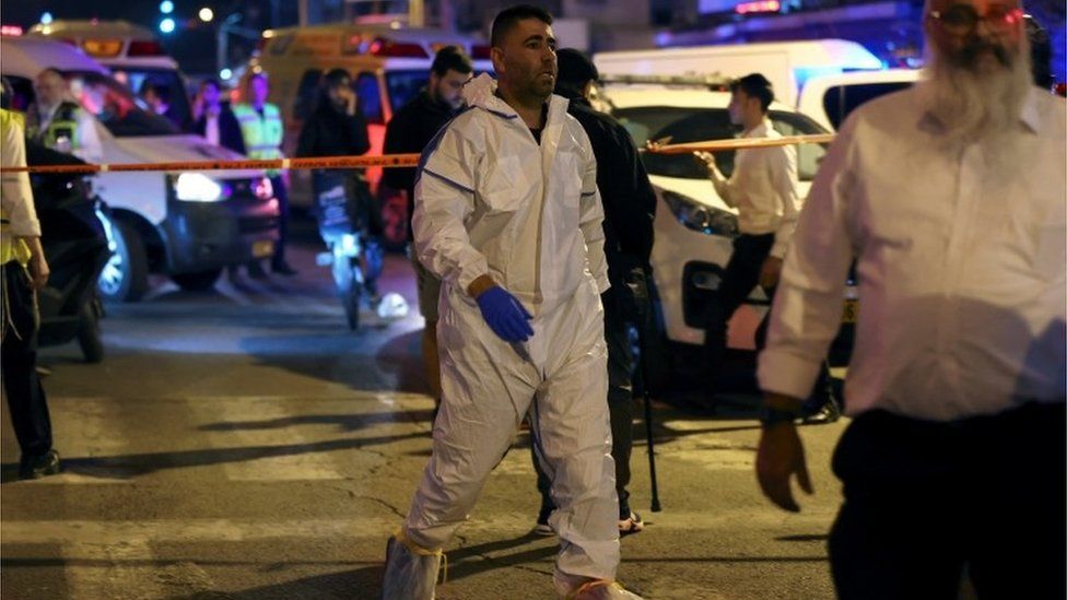 Israeli police forensics expert at scene of attack (29/03/22)