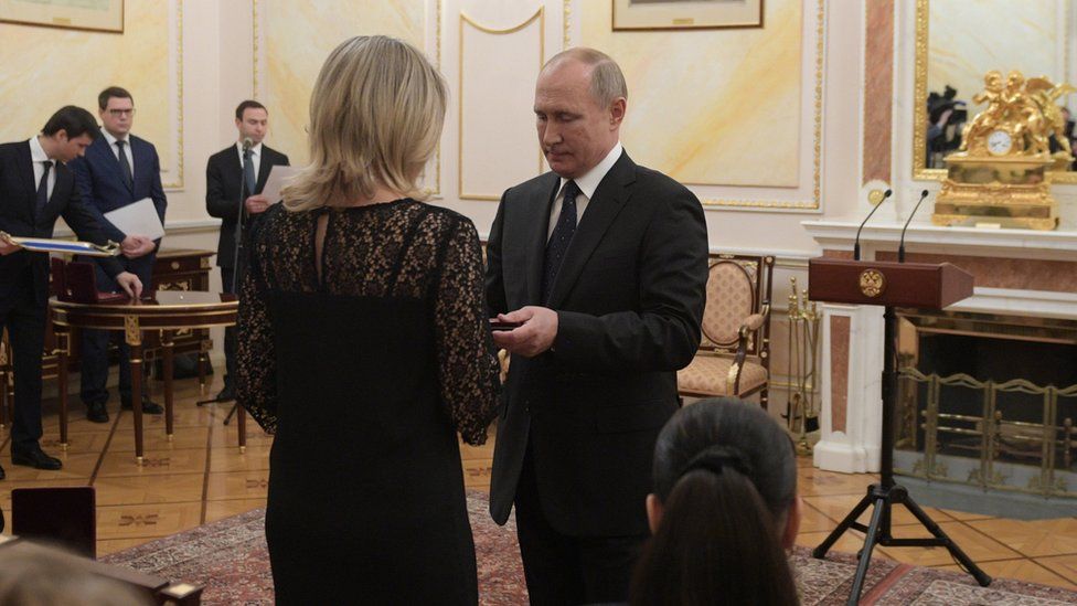 Russian President Vladimir Putin (R) presented Orders of Courage, awarded posthumously, to widows of those who were killed in August