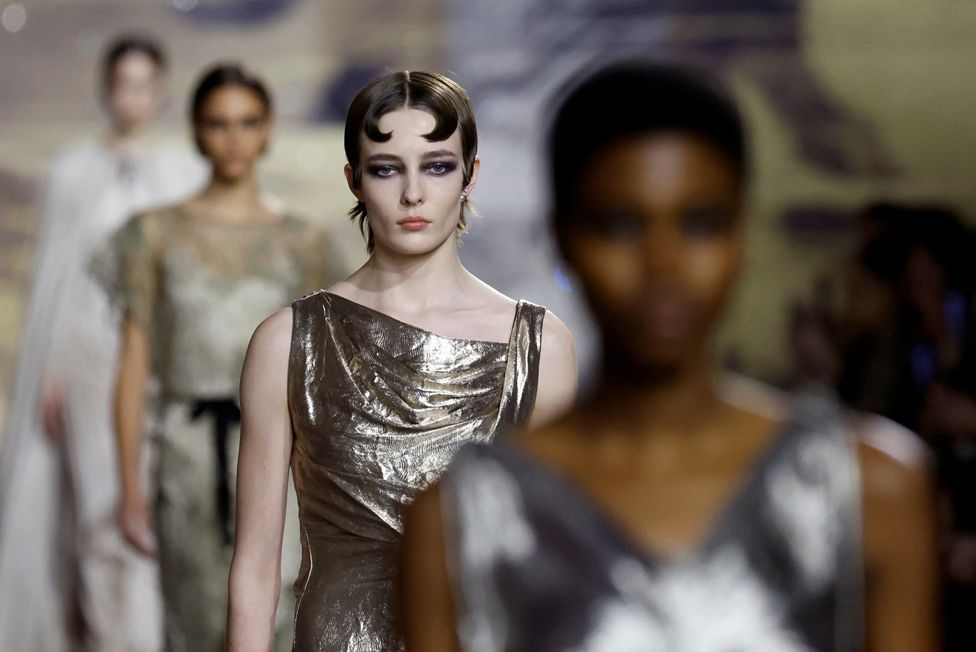 Модели представляют творения дизайнера Марии Грации Кьюри в рамках показа ее коллекции Haute Couture Spring/Summer 2023 для модного дома Dior в Париже, Франция, 23 января 2023 г.