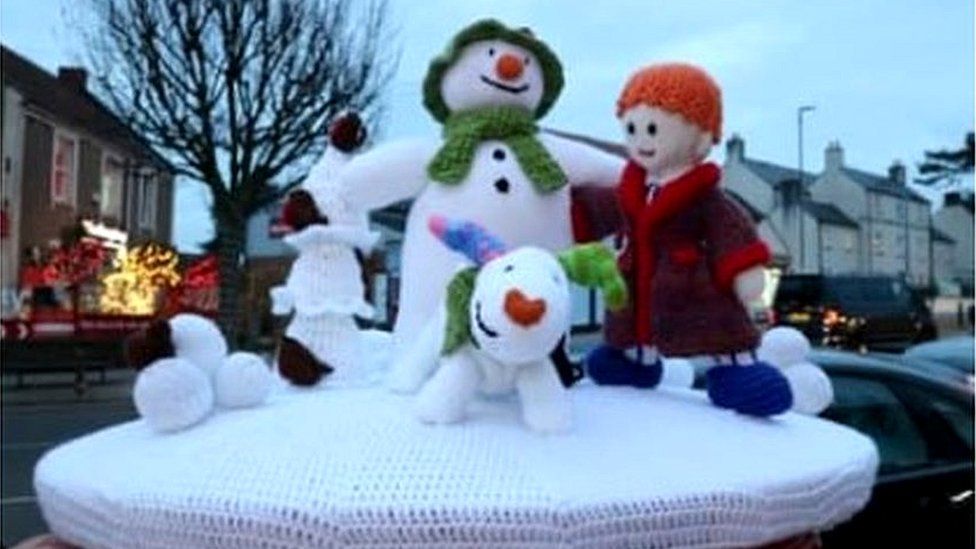 A topper with the characters from the film "The Snowman"