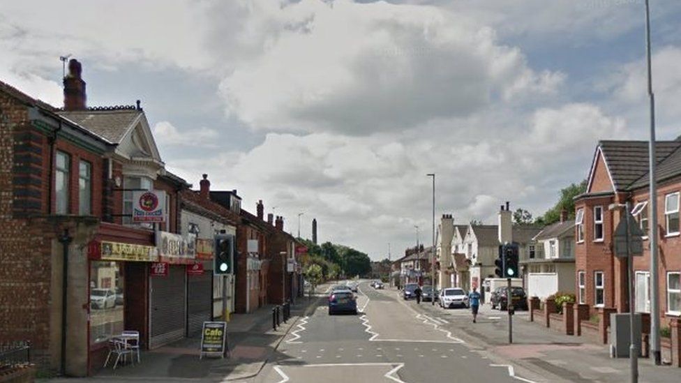 'Hero' Salford nursery worker pushes toddlers out of way of car - BBC News