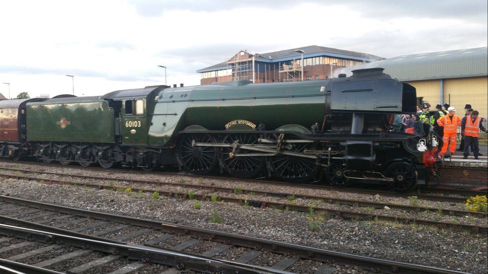 Flying Scotsman timetable kept secret to deter trespassing fans - BBC News