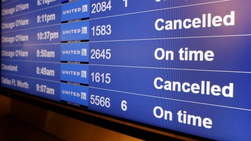 Система отображения полетной информации в аэропорту Сан-Франциско показывает, что несколько рейсов отменены. Фото: 24 декабря 2021 г.