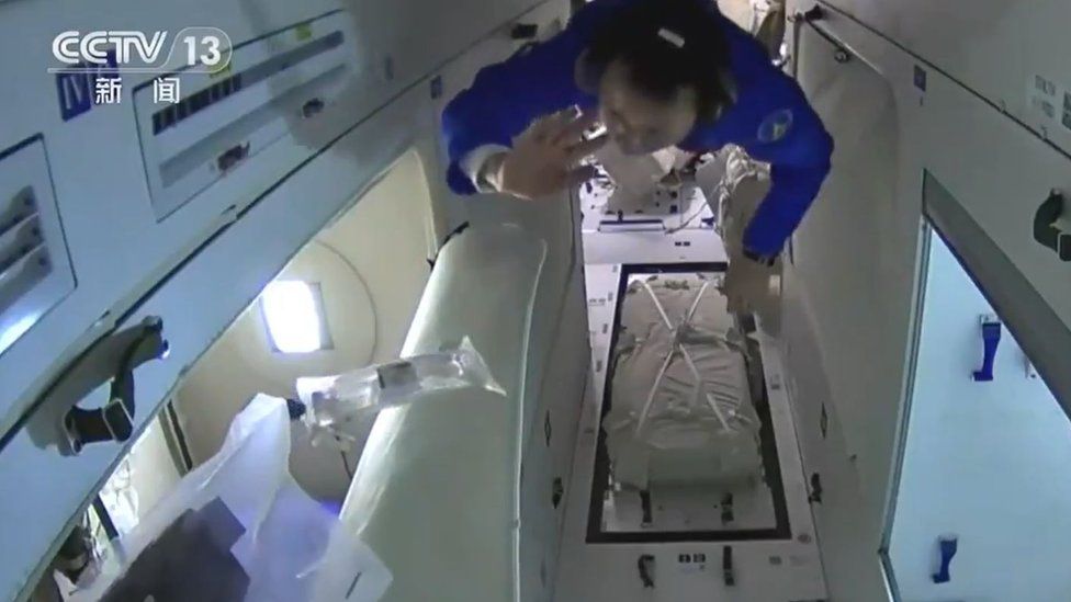 Китайский космонавт готовится вздремнуть