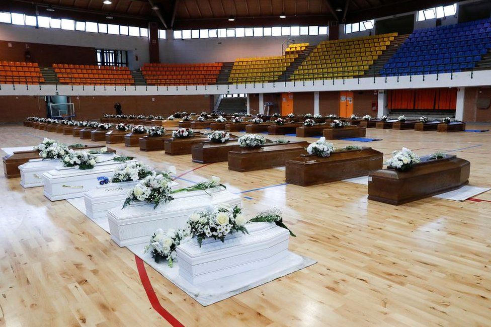 Гробы с людьми, погибшими в результате кораблекрушения с мигрантами, лежат в спортивном зале в Кротоне, Италия, 28 февраля 2023 г.