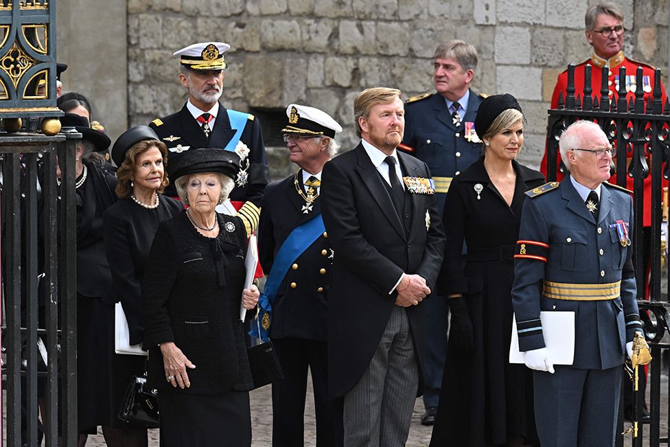 Sweden's Queen Silvia (L), Spain's King Felipe VI (2nd L), Sweden's King Carl Gustav XVI (C), Netherlands' King Willem-Alexander (centre right) and Queen Maxima of the Netherlands (2nd R) leave Westminster Abbey in London on September 19, 2022, after the State Funeral Service for Britain's Queen Elizabeth II