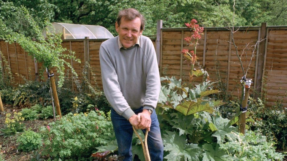Gardens founded by TV presenter Geoff Hamilton turn 40 - BBC News