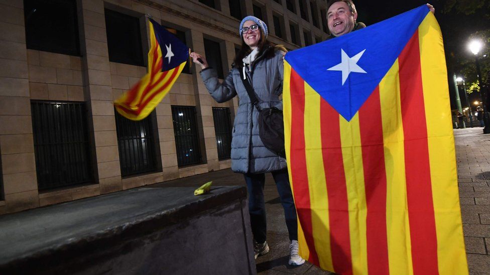Catalan independence supporters outside Belgian Federal prosecutor's office in Brussels on 5 November 2017