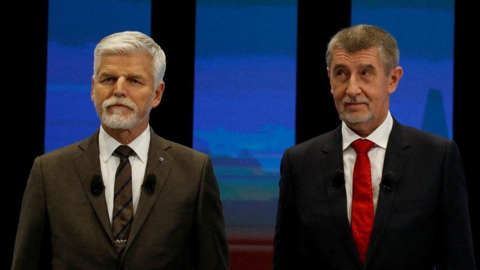 Кандидаты в президенты Чехии Петр Павел (слева) и Андрей Бабиш принимают участие в теледебатах накануне второго тура выборов