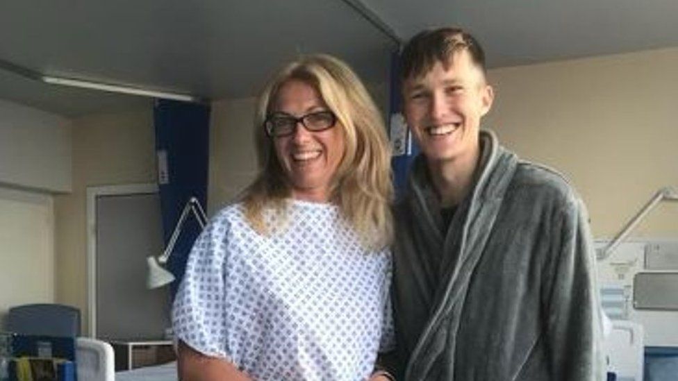 Joanne and Lewis Daniels in hospital following kidney transplant