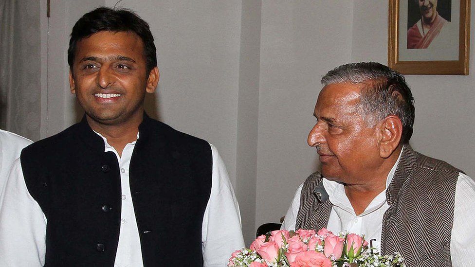 Лидер партии Самаджвади Мулаям Сингх Ядав (справа) и его сын Ахилеш Ядав встречаются с губернатором штата Уттар-Прадеш Банвари Лал Джоши в доме губернатора, чтобы заявить о формировании правительства 7 марта 2012 года в Лакхнау, Индия.