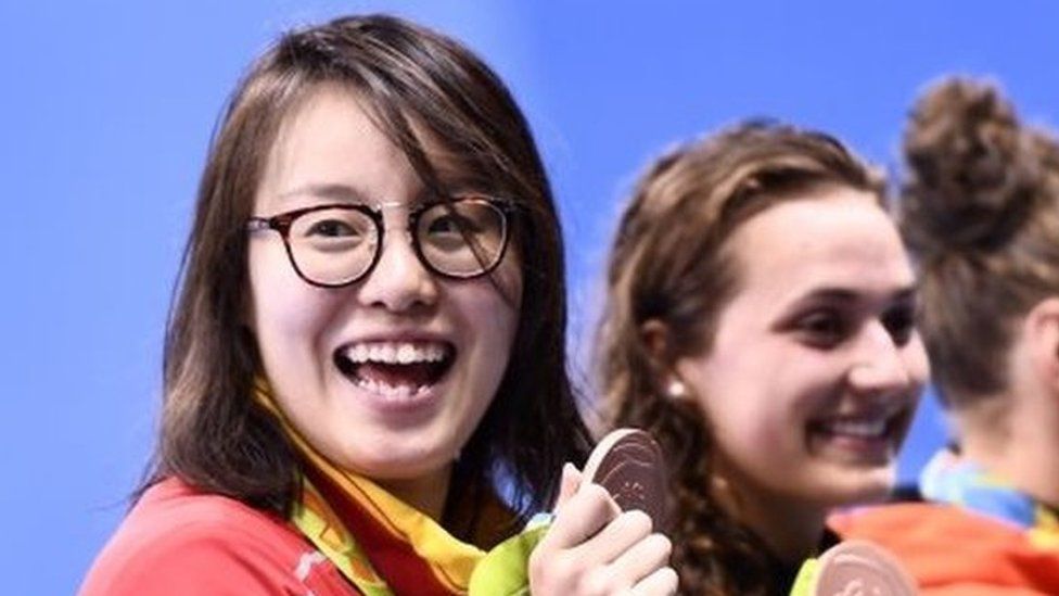 Fu Yuanhui on the medal podium in Rio (8 Aug 2016)