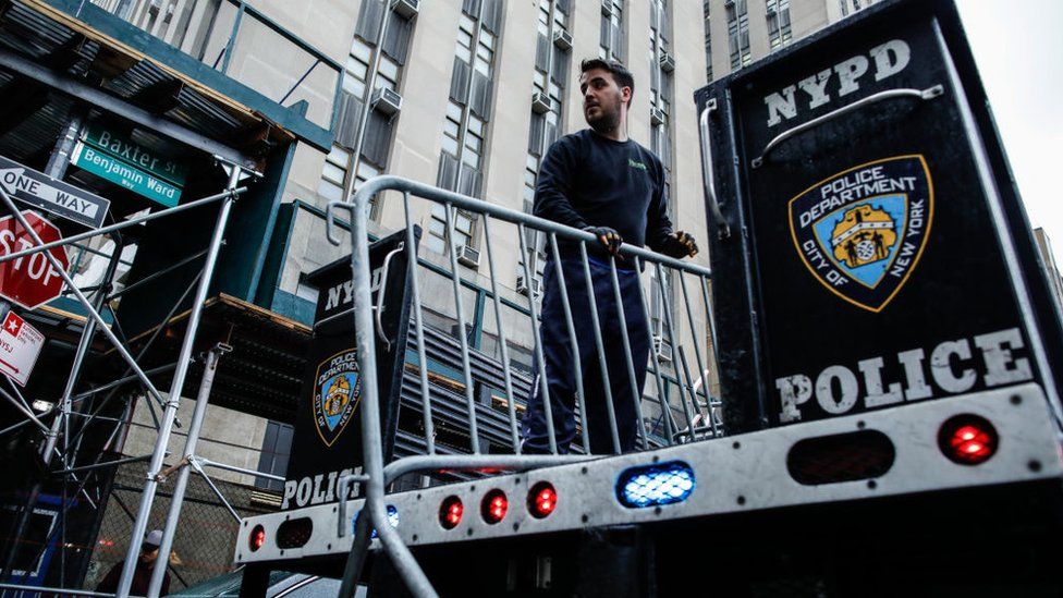 1 апреля 2023 года в Нью-Йорке сотрудники полиции Нью-Йорка установили баррикады возле офиса окружного прокурора Манхэттена.
