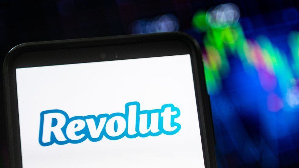 Логотип Revolut на телефоне