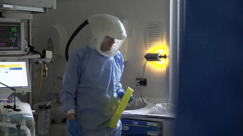 Doctor in PPE with oxygen