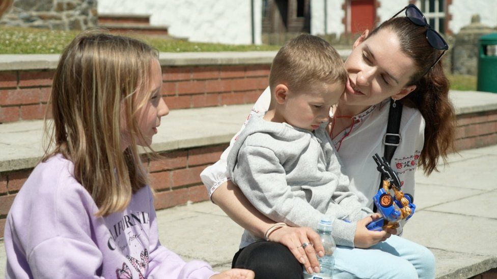 Olena Andrshchuk and her children