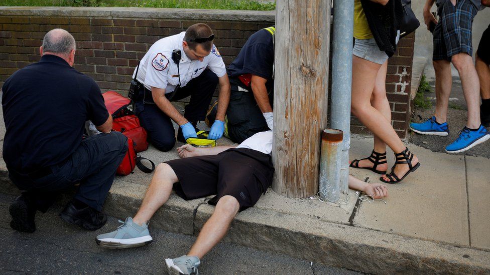 Медики скорой помощи Катальдо и другие лица, оказывающие первую помощь, восстанавливают 32-летнего мужчину, который после передозировки опиоидами был найден не дышащим и не дышащим на тротуаре в пригороде Бостона Эверетт, штат Массачусетс, США, 23 августа 2017 г.
