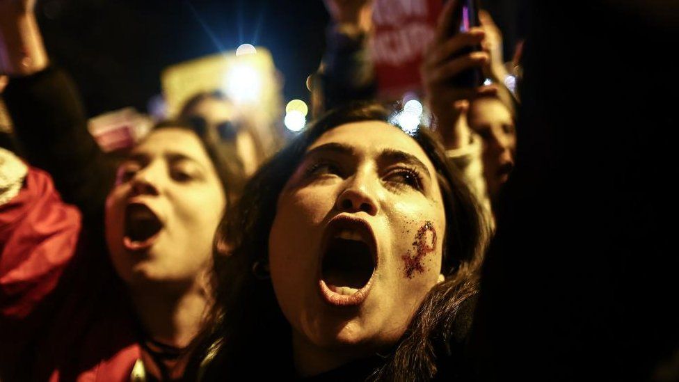 Протестующие выкрикивают лозунги, пытаясь пройти маршем к площади Таксим во время митинга, посвященного Международному женскому дню в Стамбуле, Турция, 8 марта 2023 г.