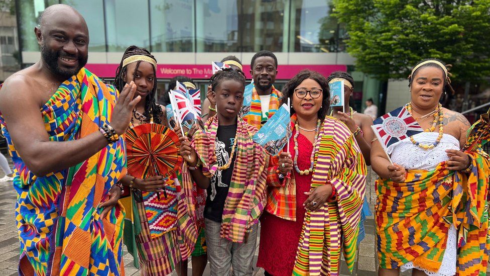 Luton diversity celebrated under wings of Knife Angel - BBC News