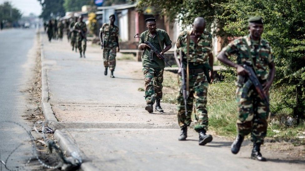 Burundian soldiers withdrawing from the restive Cibitoke neighbourhood in Bujumbura (19 December 2015)