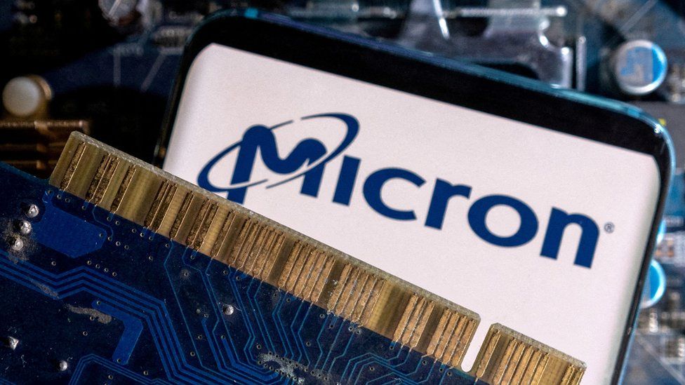 Смартфон с логотипом Micron на материнской плате компьютера.