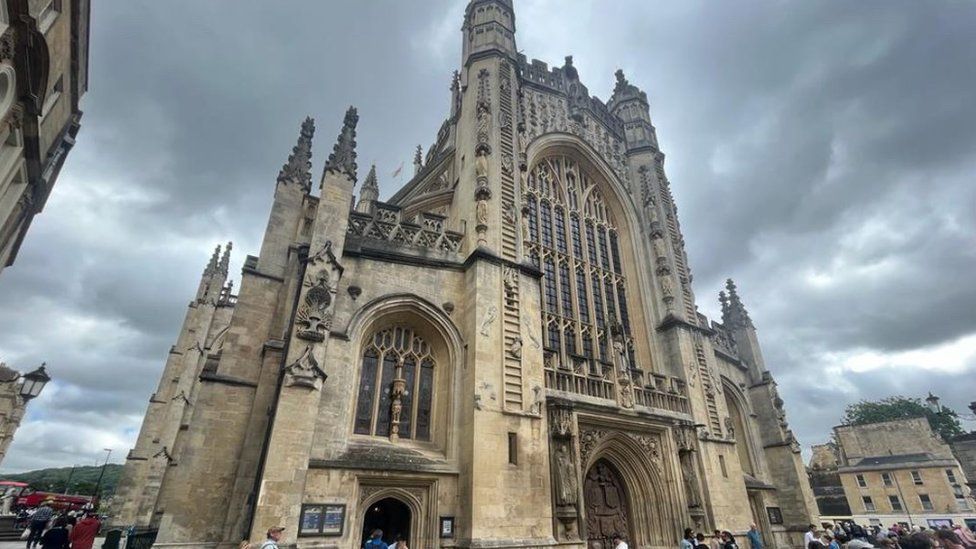 Website uncovering Bath Abbey's lost memorials launches - BBC News