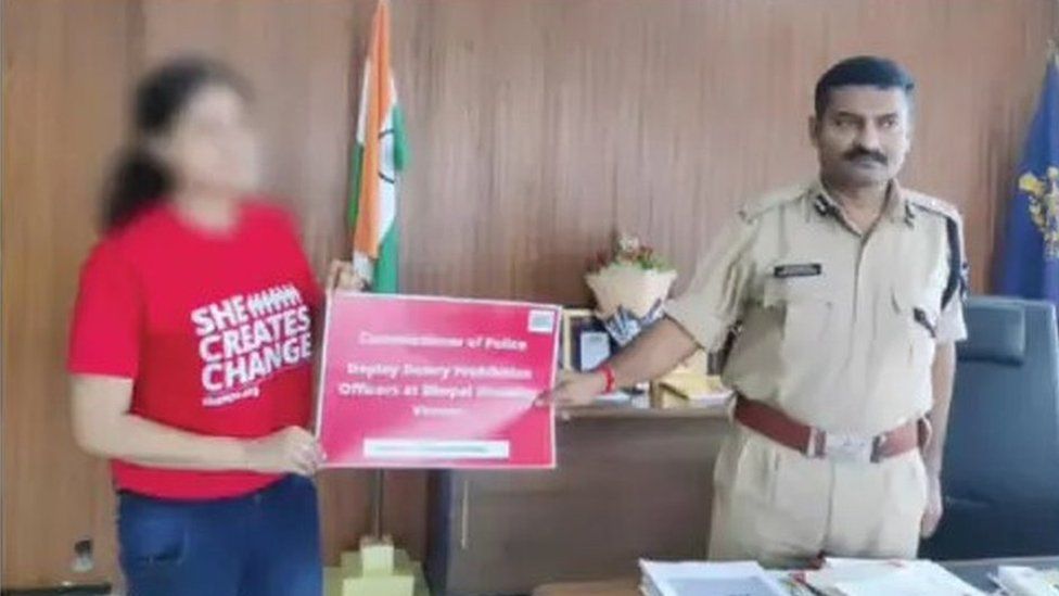 Gunjan Tiwari mit dem Polizeipräsidenten von Bhopal, Harinarayan Chari Mishra