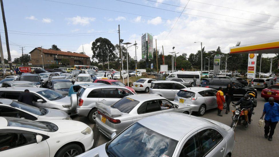 Motorists queue to fuel at a Shell petrol station on September 6, 2018, in Nairobi as a strike called by petroleum transporters protesting against new government tax enters its fourth day. (Photo by SIMON MAINA / AFP)