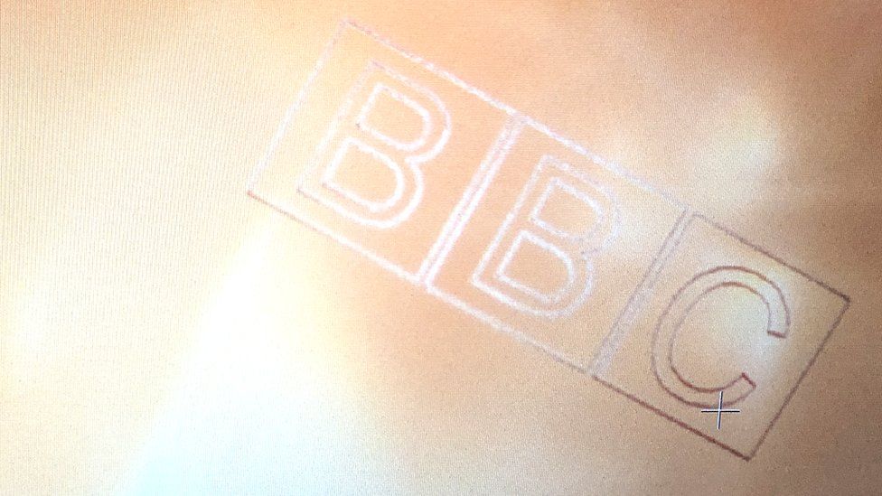 Логотип BBC, выгравированный ромбом