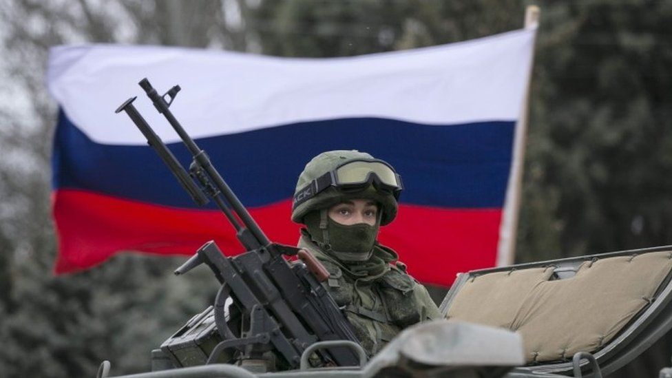 Một quân nhân Nga có vũ trang ở Crimea