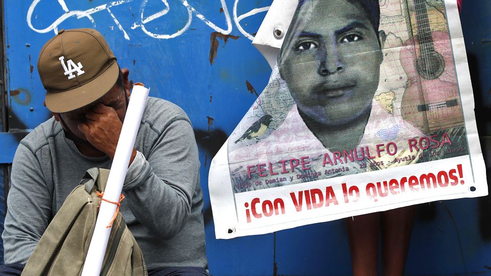 Родственники и одноклассники 43 пропавших без вести студентов из Айотзинапы протестуют в Хемицикло-а-Хуарес в Мехико, Мексика, 25 сентября 2022 г.